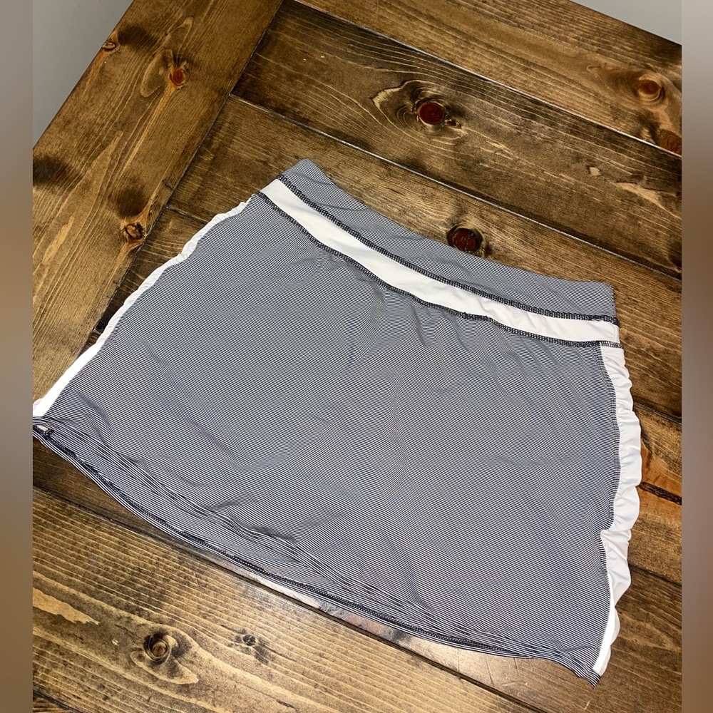 Kyodan skirt with built in shorts! Size medium colors black and white!